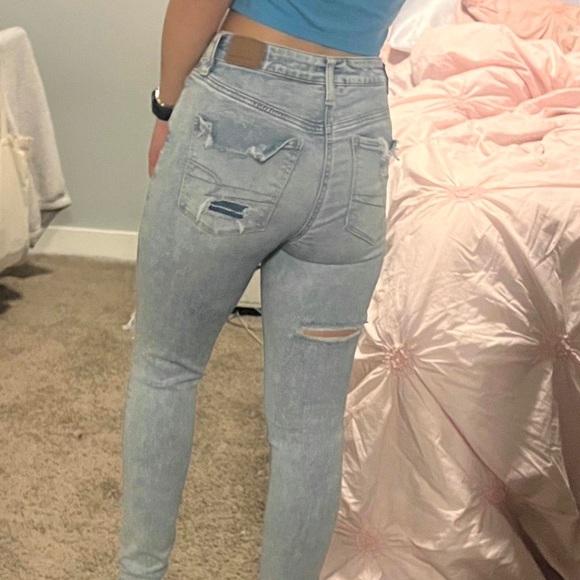 American Eagle Ripped Light Wash Super High Rise Jegging - Picture 4 of 8